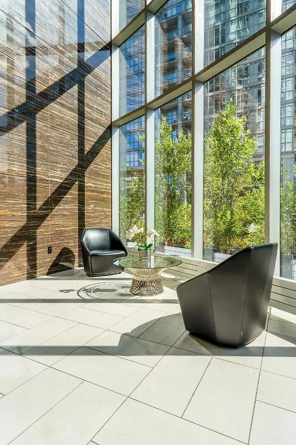 Family Oriented Downtown Toronto 2Bdrm Condo With Parking & Office Space Lejlighed