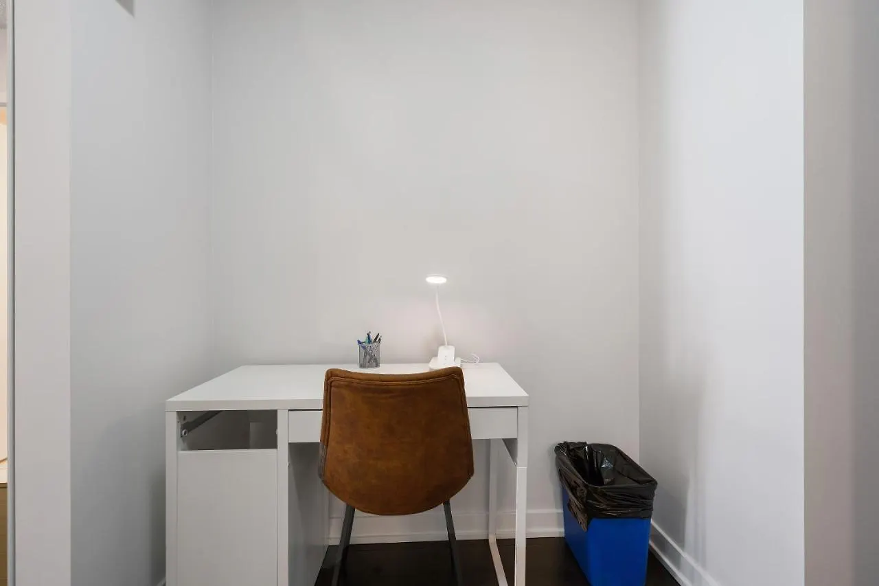 Lejlighed Family Oriented Downtown Toronto 2Bdrm Condo With Parking & Office Space